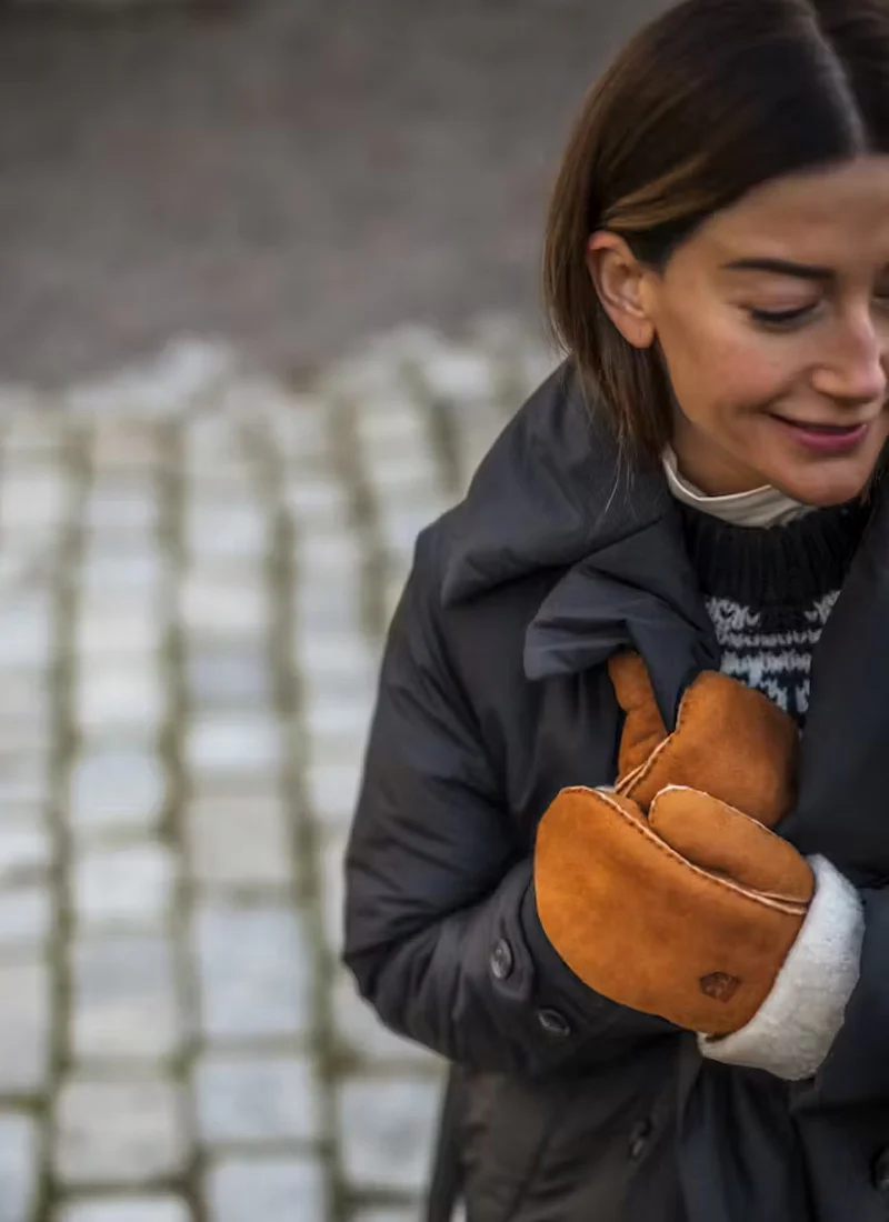 Sheepskin Mitt - Image 4